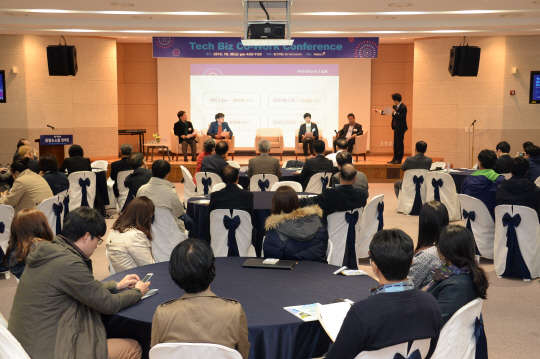30일 ETRI 융합기술연구생산센터에서 열린 '융합&소통 한마당'에서 창업공작소를 통해 창업한 기업 대표들이 토크쇼를 진행하고 있다.  ETRI 제공
